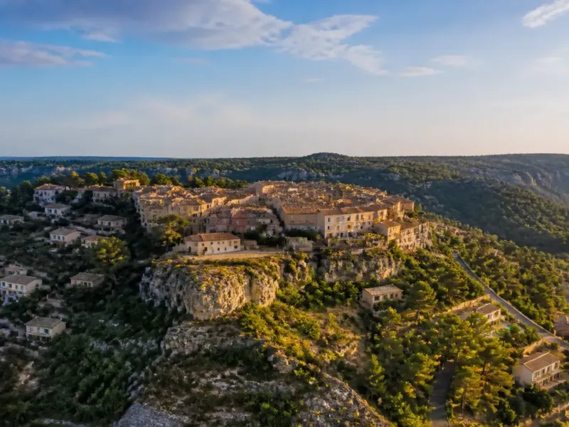Vue sur un village provençal perché et des quartiers résidentiels dans les collines au nord de Marseille