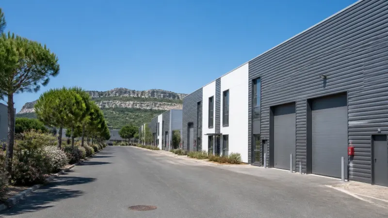 Entrepôts et bâtiments d’activité alignés dans une zone industrielle