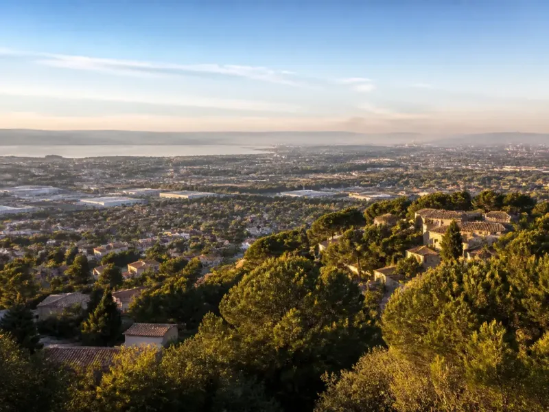 Vue depuis les collines sur les villages et les zones d’activité entre Marseille et l’étang de Berre